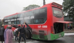 Xe giường nằm bốc khói, hành khách hoảng loạn